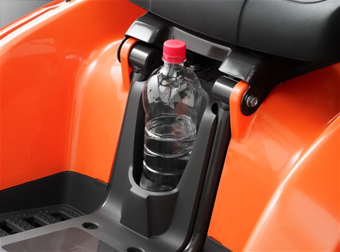 Pudele novietota raidera krūzīšu turētājā